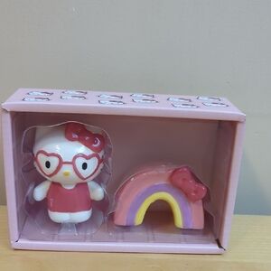 Hello Kitty ceramic salt and pepper shakers brand new - small chip in ra…